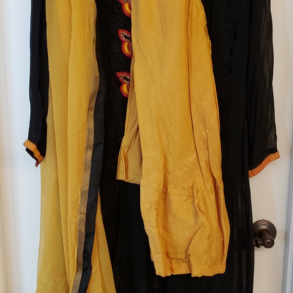 Churidar Set ( Indian Ethnic Wear) - Picture 3 of 3